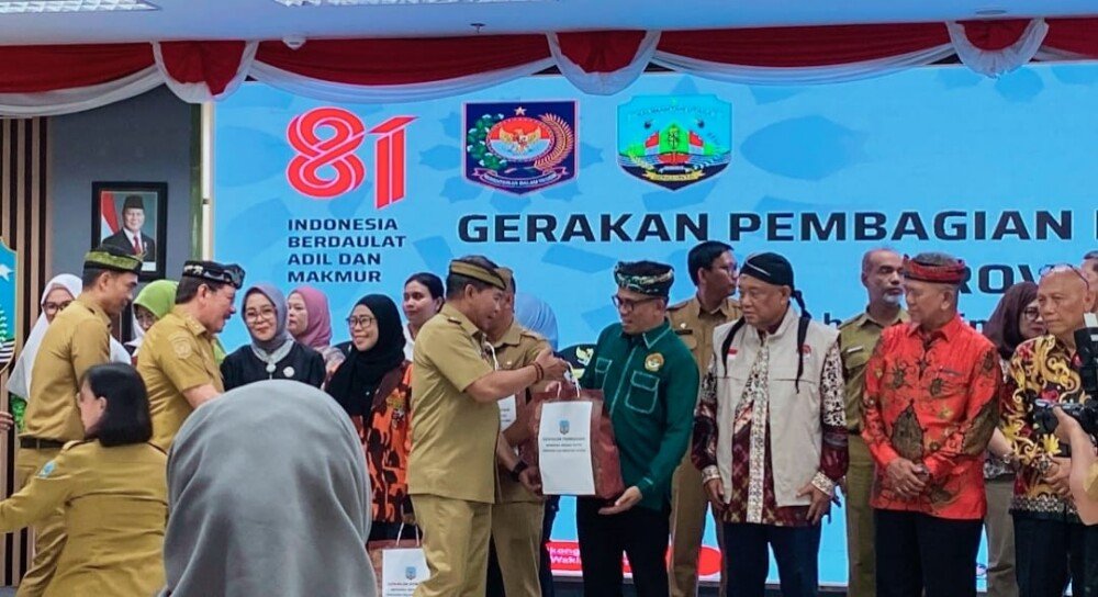 Ketua DPW LDII Terima Bendera Dari Gubernur Kaltara