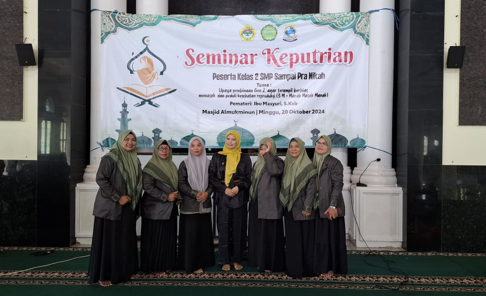 DPD LDII Kota Tarakan mengadakan seminar keputrian pada 20 Oktober 2024 dengan tema pembinaan Gen Z agar terampil dalam berhias, memasak, dan peduli kesehatan reproduksi. Kegiatan ini diisi oleh bidan Masyuri, A.Md., Keb., yang menekankan pentingnya pemahaman tentang kesehatan reproduksi sebagai bekal masa depan.